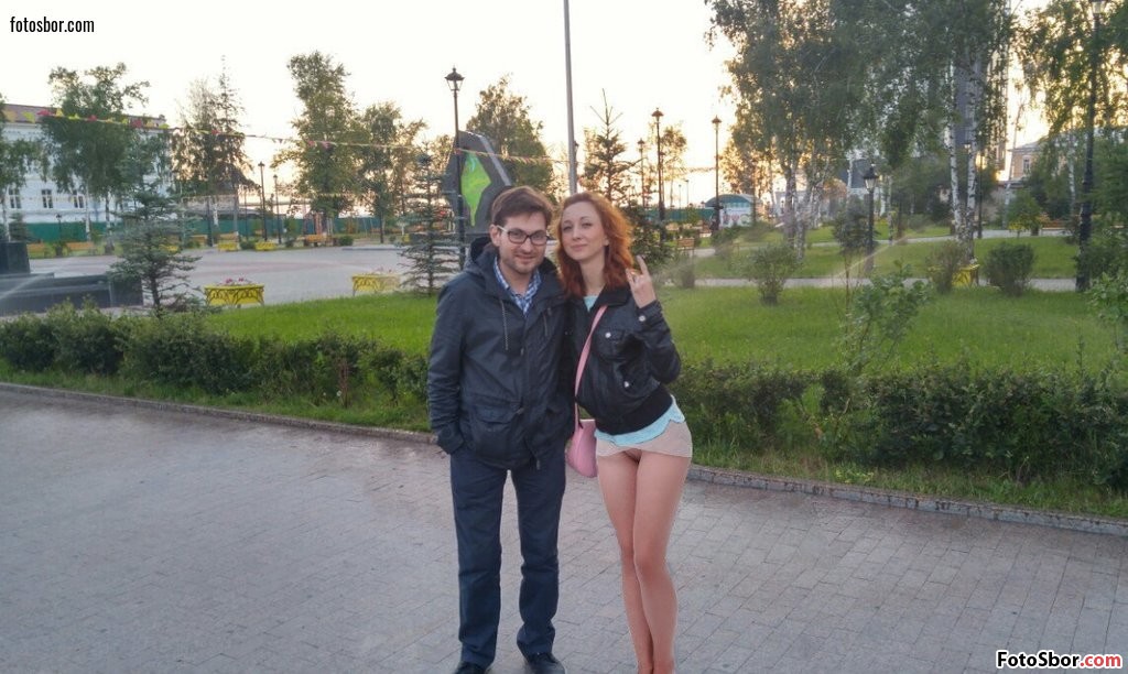 Девушка без трусов гуляет по парку в Москве фото