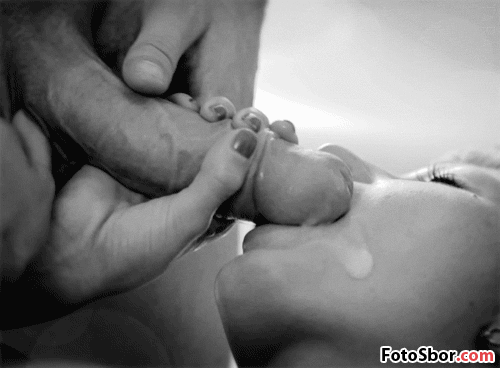 Лижет сперму с руки после траха (16 фото)