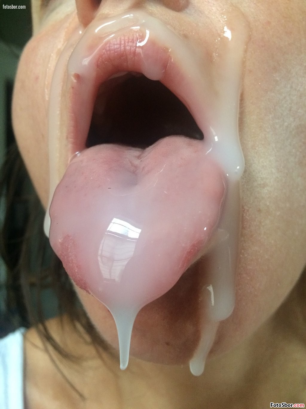 Сперма во рту брюнетки