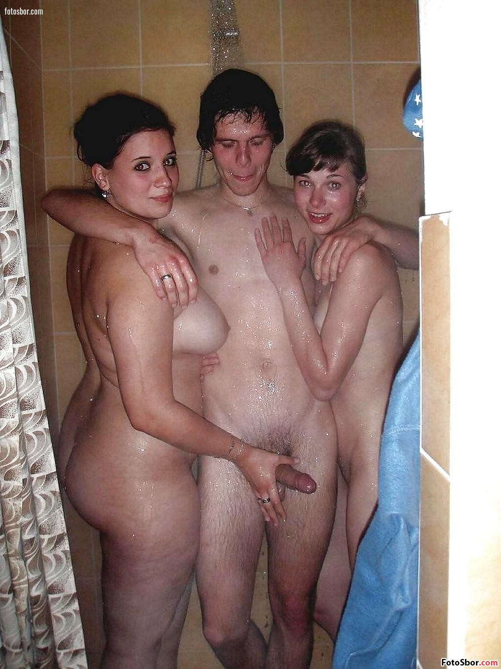 Порно фото Мамаша с сыном и его девушкой принимает душ смотреть бесплатно