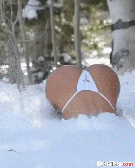 Брюнетка в бикини кувыркается в снегу гиф - FotoSbor.com