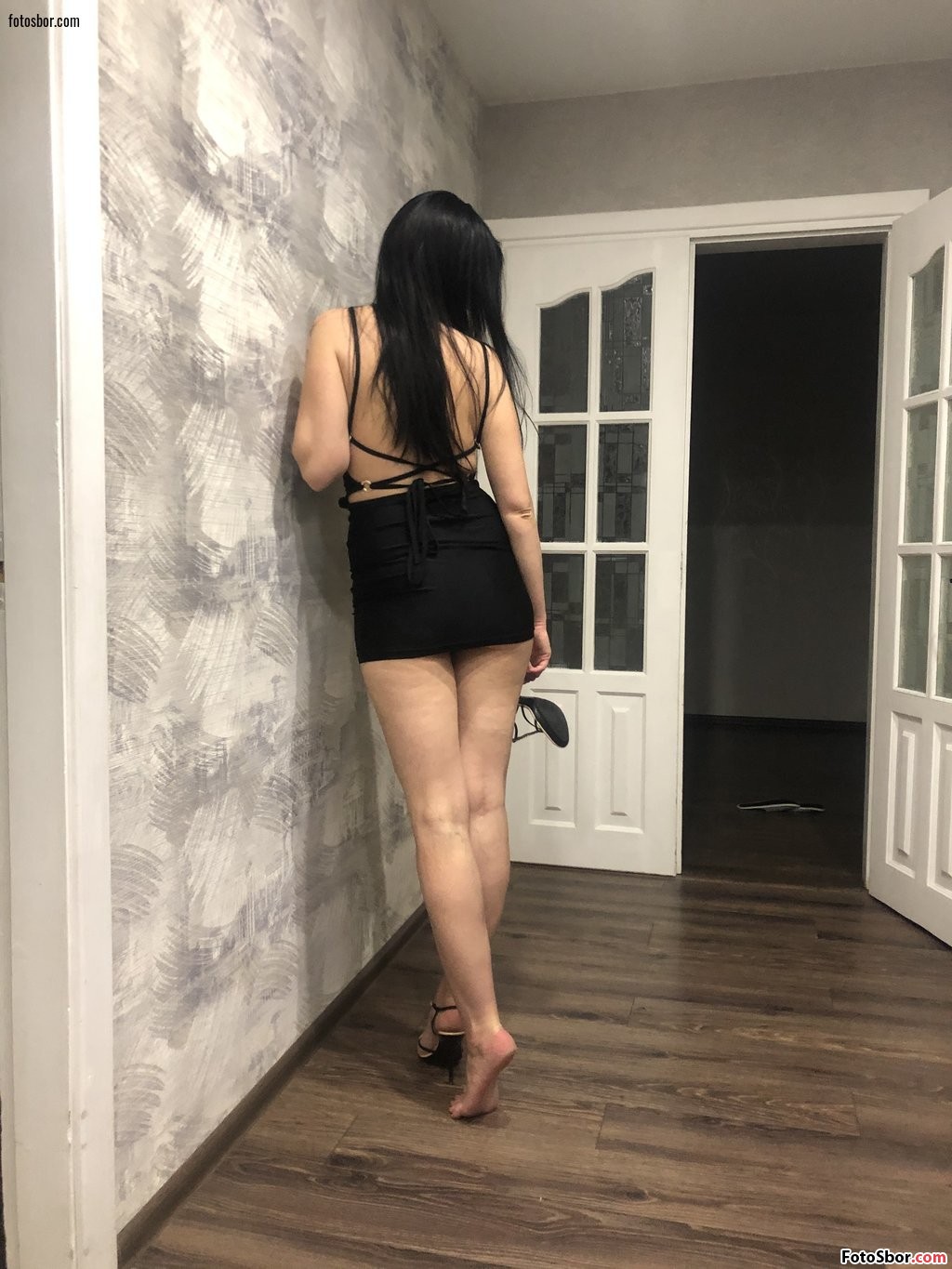 Парень устраивает домашнее порно с загорелой девицей в коротком черном платье