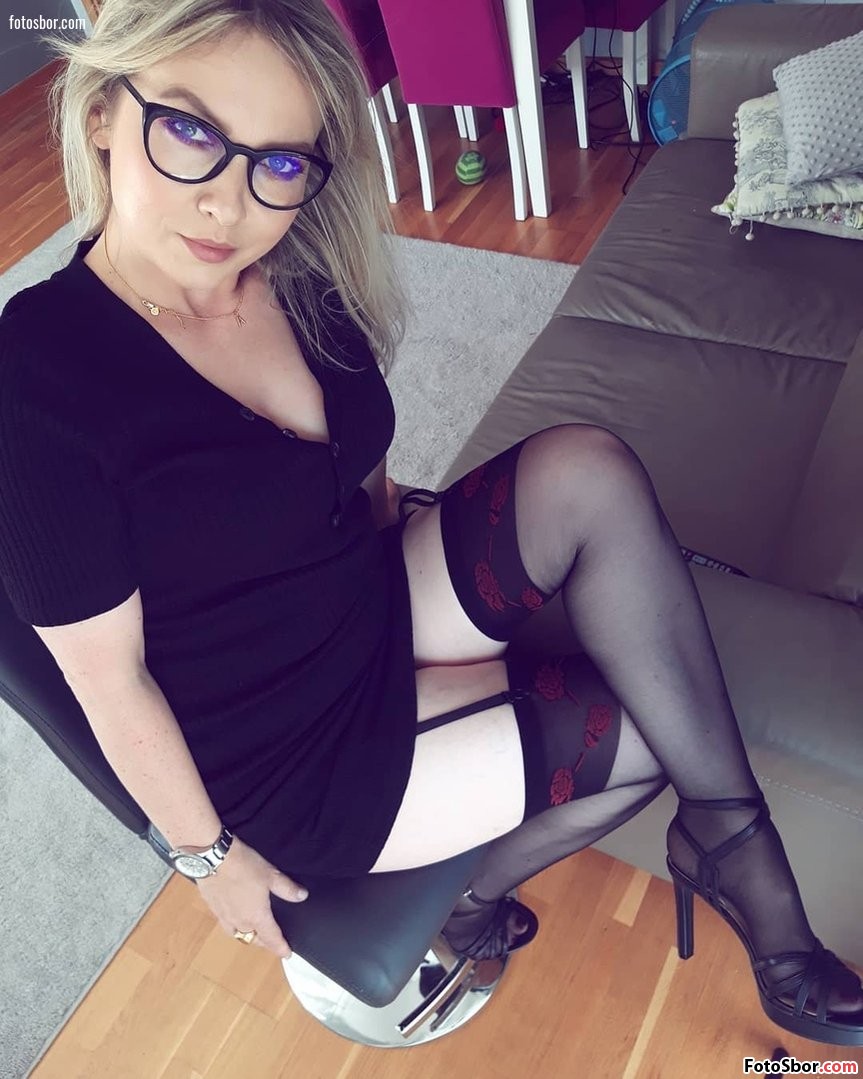 Порно фото Блондинка в очках любит чулки смотреть бесплатно